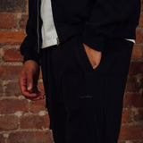 <transcy>Graue, zulaufende Jogginghose</transcy>