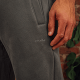 <transcy>Graue, zulaufende Jogginghose</transcy>