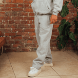 <transcy>Graue, zulaufende Jogginghose</transcy>